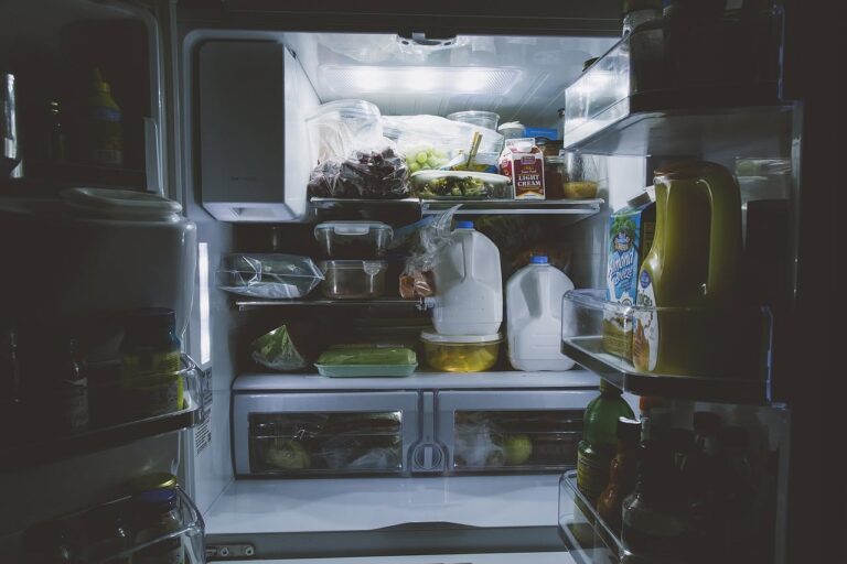 Egal wie traurig du bist – im Kühlschrank brennt immer ein Licht für dich.